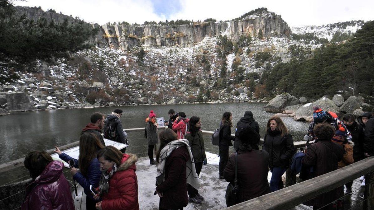 La Laguna Negra fue uno de los puntos más visitados durante la jornada de ayer en Soria.-VALENTIN GUISANDE