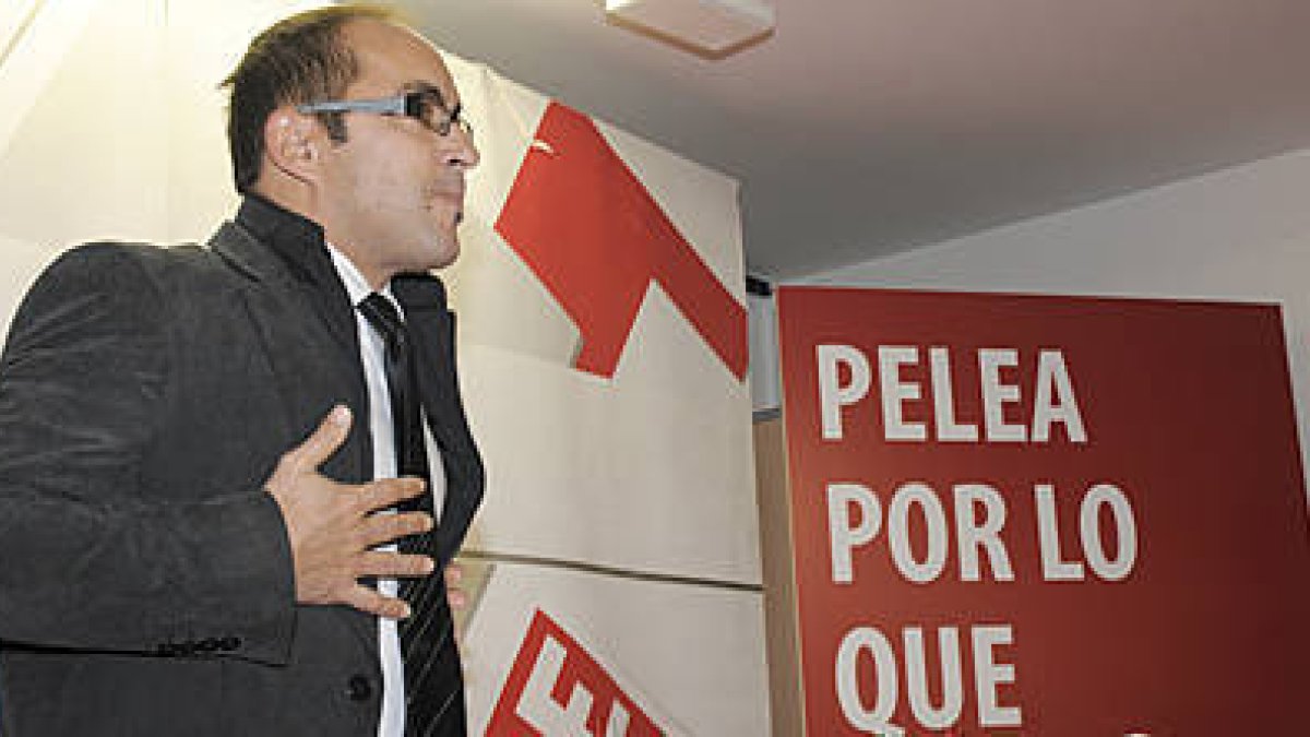 Luis Rey en su comparecencia de ayer ante los medios de comunicación en la sede del PSOE de Soria. / VALENTÍN GUISANDE-