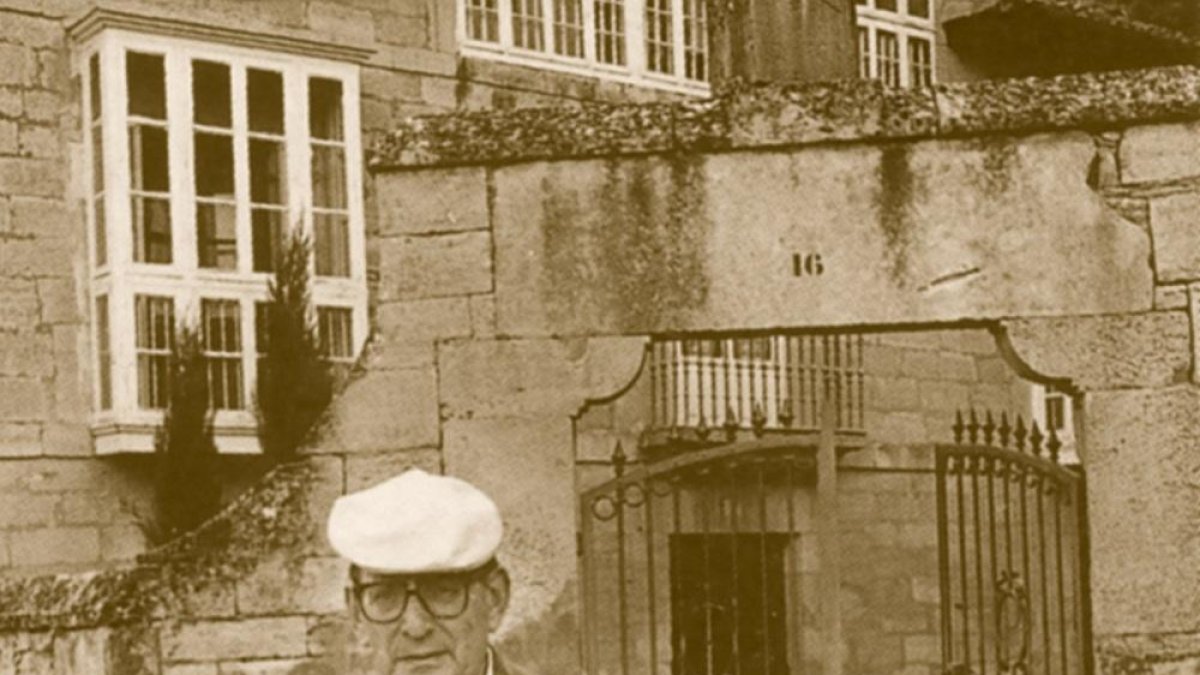 Delibes ante su casa de Sedano.-- E.M.