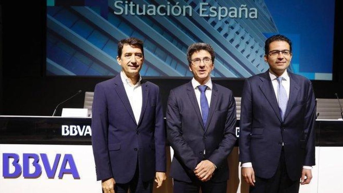 Los economistas de BBVA Research Rafael Doménech, Jorge Sicilia y Miguel Cardoso en una imagen de archivo.-EFE / ÁNGEL DÍAZ