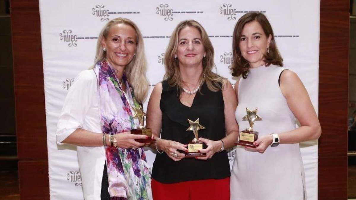 Maria Helena Antolin, Montse Marti y Rocio Hervella, tras recibir sus premios IWEC en Shanghai.-EL PERIÓDICO