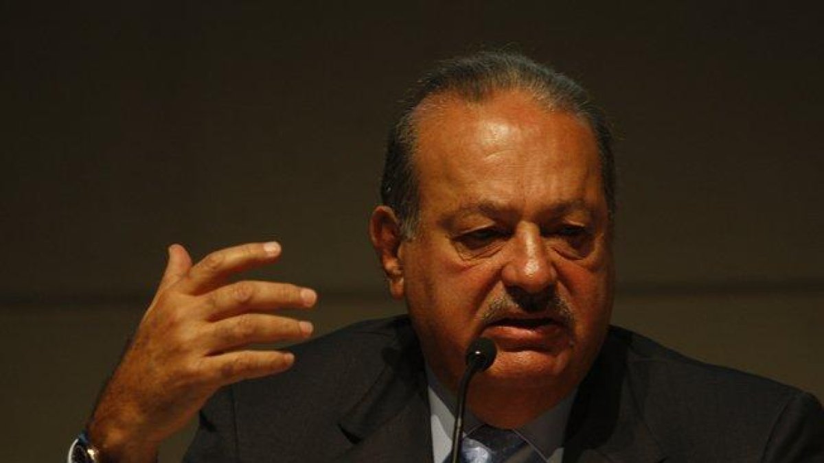 La empresa de Slim, América Móvil, confirmó que su subsidiaria Telnor ha sido multada.-