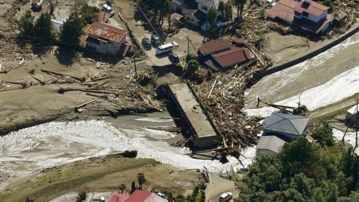 La madera se apila alrededor de un puente después de que el tifón ’Hagibis’ golpeara la ciudad de Marumori, en la prefectura japonesa de Miyagi.-AP