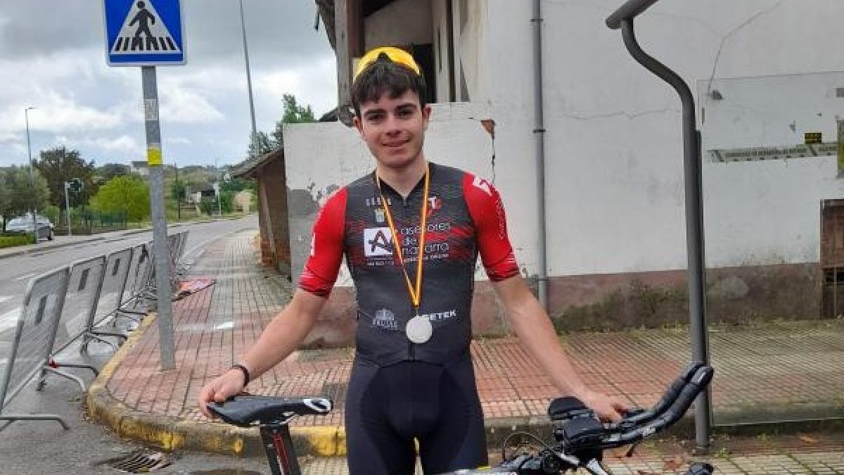 Rubén Miranda posa con la medalla de plata del Campeonato de Castilla y León de Contrarreloj al cuello. HDS