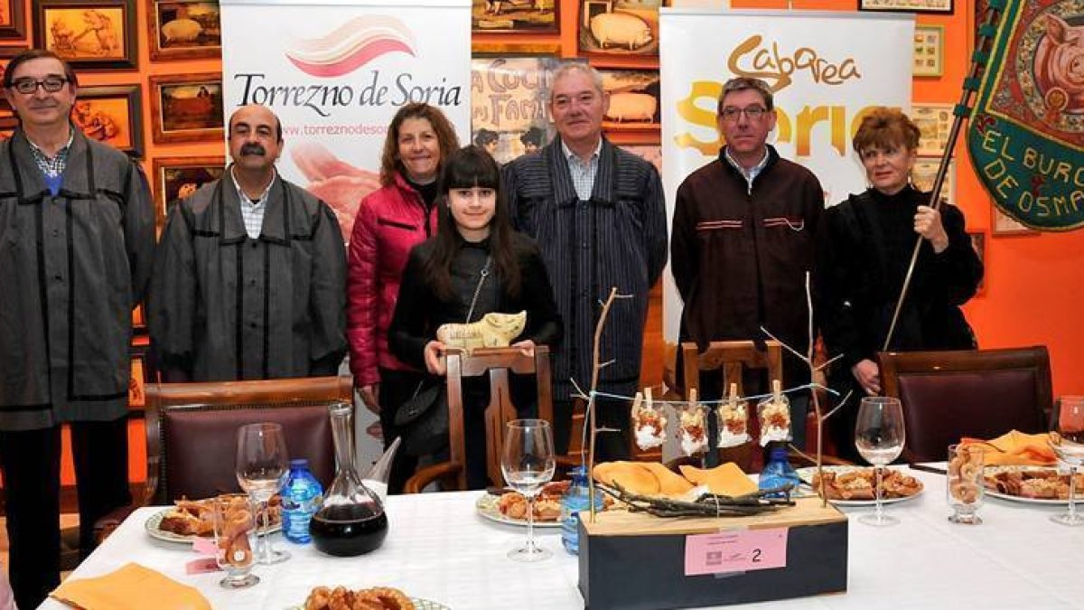 Arribas, de rosa, y De Gregorio, sosteniendo el trofeo, posan junto con el jurado. / DIEGO MAYOR-