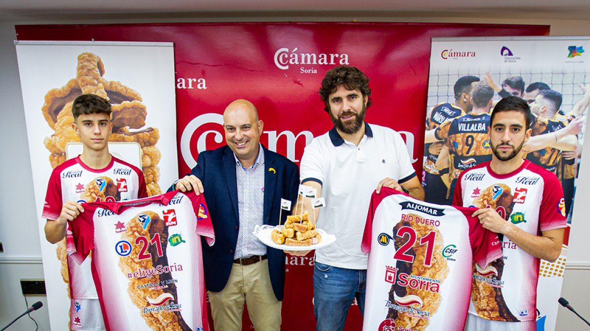 Presentación de las camisetas del torrezno que llevarán los líberos del Rio Duero. MARIO TEJEDOR
