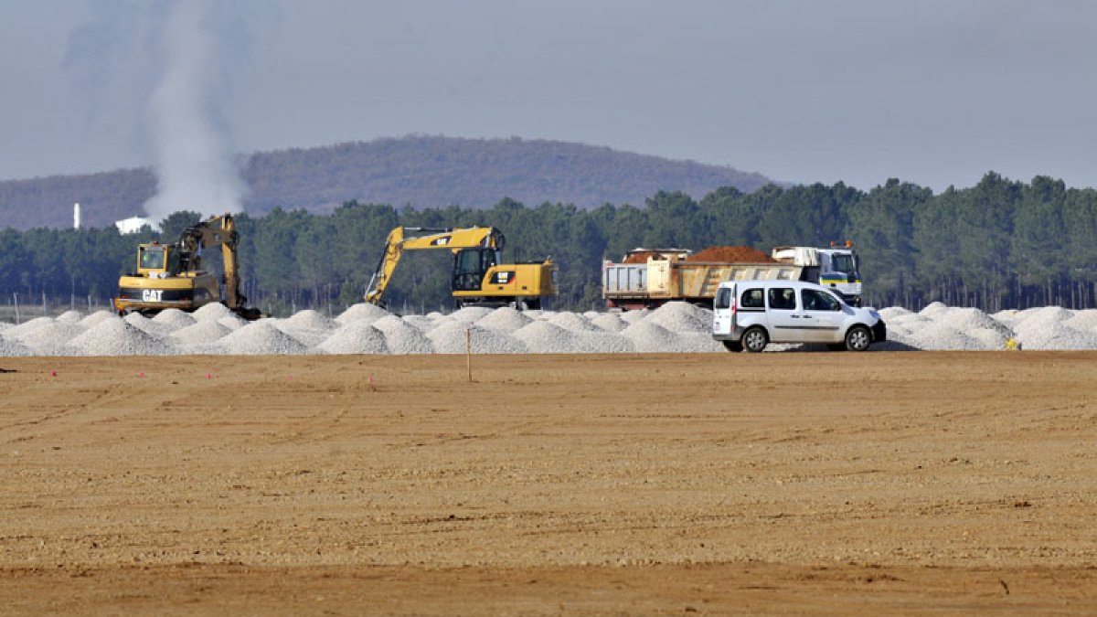 Obras en el aeródromo de Garray. VALENTÍN GUISANDE