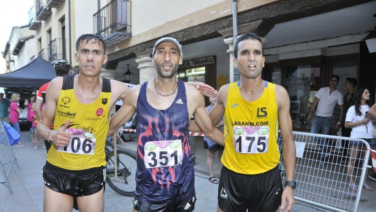 Said Aitaddi, que fue segundo, junto a Hassane Ahouchar, primero, y Abderrahim El Jaafari, tercero.-VALENTÍN GUISANDE