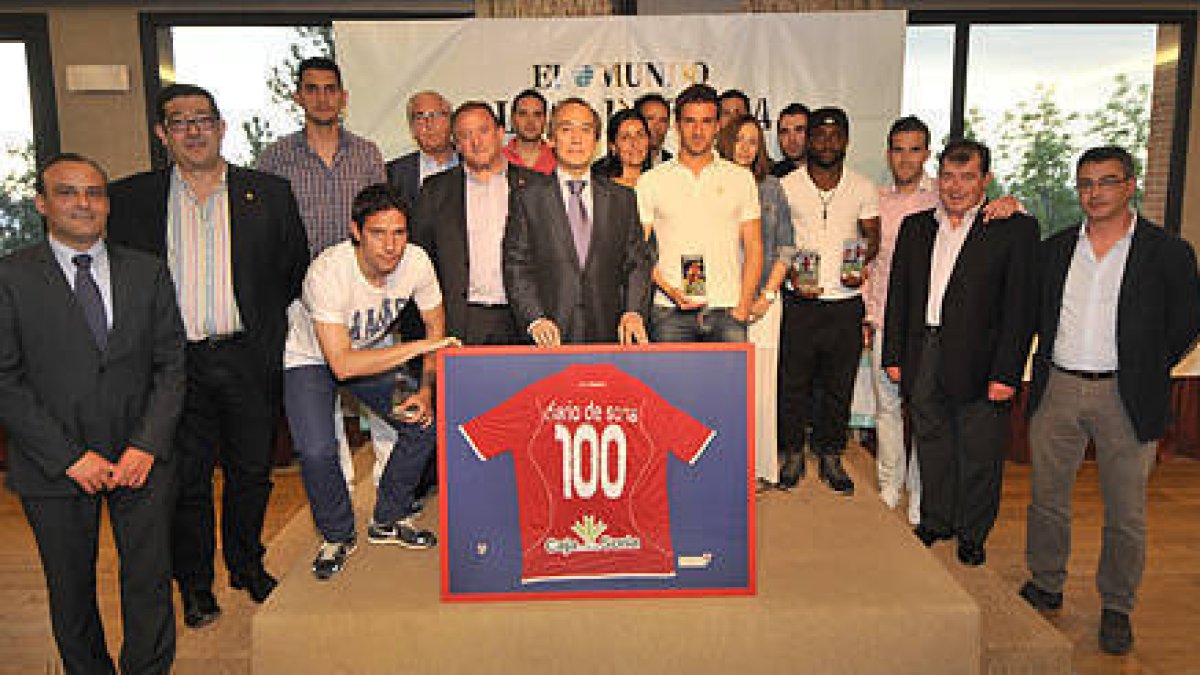 Jugadores y patrocinadores de los premios Aúpa Numancia que concede DIARIO DE SORIA / EL MUNDO en la foto de familia. / VALENTÍN GUISANDE-