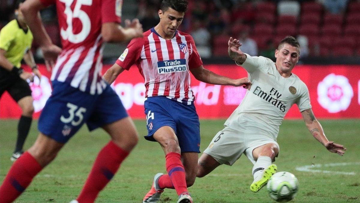 El atlético Rodrigo y el parisino Verrati, en pleno duelo.-WALLACE WOON