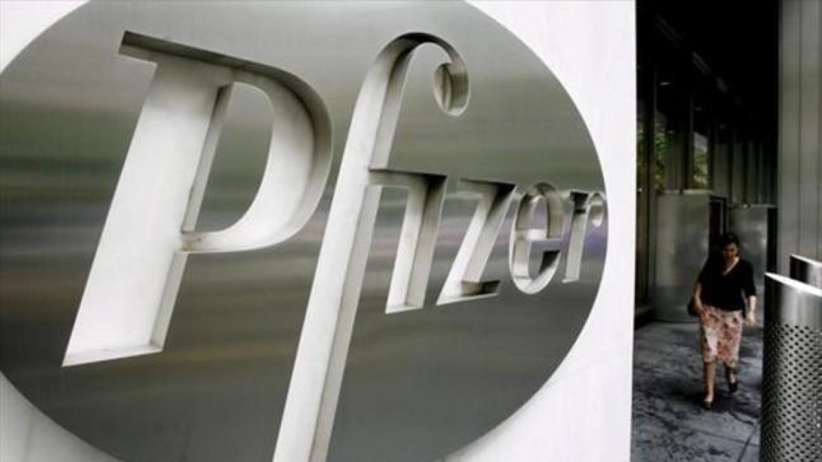 El logo de Pfizer en su sede central, en Nueva York.-EFE / JUSTIN LANE