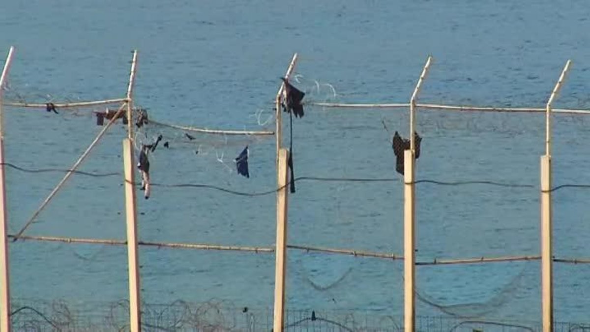 Asalto de inmigrantes a la valla de Ceuta durante la Nochebuena-AP
