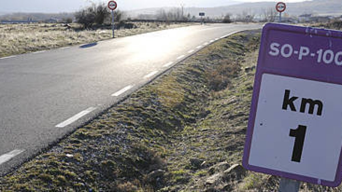 La carretera provincial que une Almarza con Gallinero. / VALENTÍN GUISANDE-