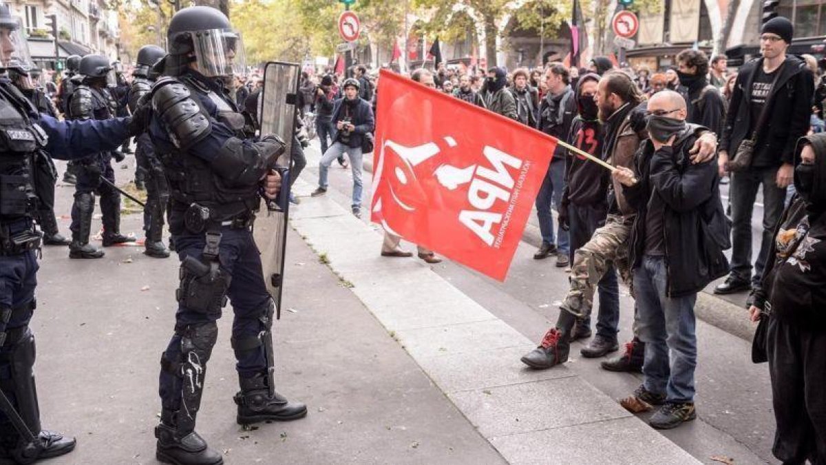 Ciudadanos se enfrentan a agentes antidisturbios durante una manifestación en París, el 10 de octubre.-EFE / CHRISTOPHE PETIT TESSON