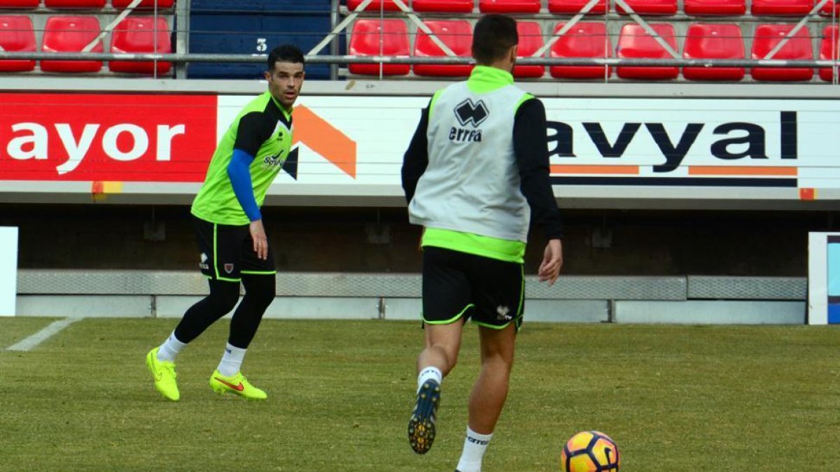 José Manuel Casado durante su entrenamiento de ayer con la plantilla del Numancia.-ÁLVARO MARTINEZ