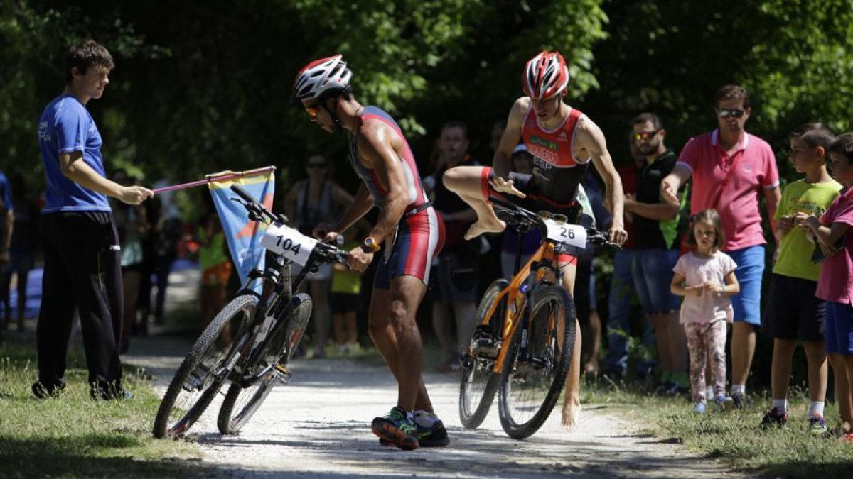 Dos participantes durante la transición de bicicleta.-DIEGO MAYOR