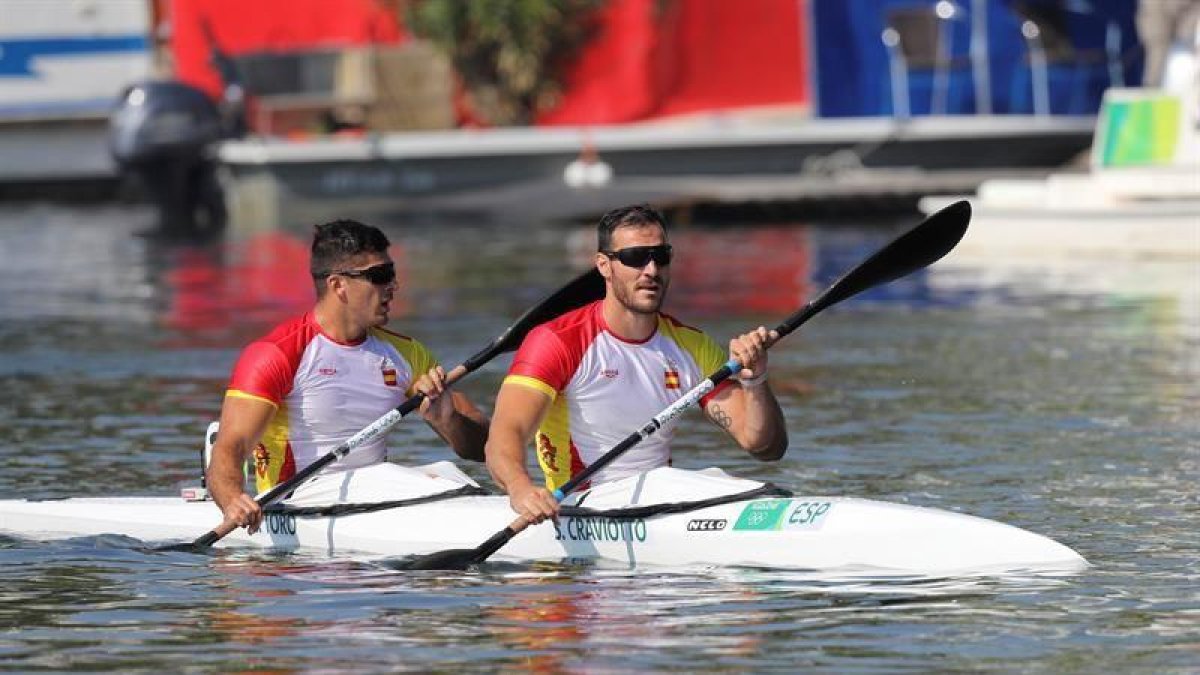El español Saúl Craviotto (d) junto a su compañero Cristian Toro, ayer.-EFE/SEBASTIÃO MOREIRA