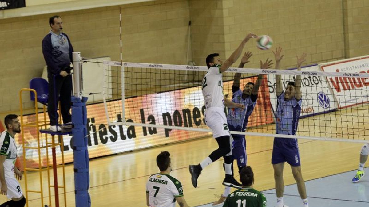 El Río Duero forzó el quinto set en su derrota ante el líder Unicaja Almería.-Luis Ángel Tejedor