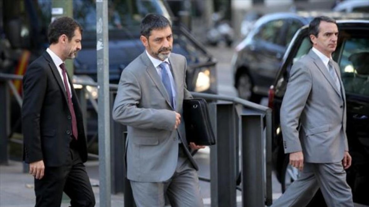 El mayor Josep Lluís Trapero, de paisano, se dirige a la Audiencia Nacional, ayer.-JOSÉ LUIS ROCA / ÁLVARO MONGE