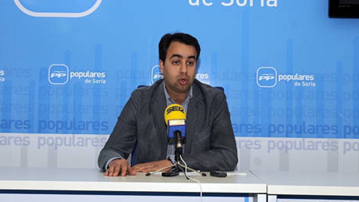 Ignacio Soria, cabeza de lista en San Pedro Manrique, en rueda de prensa el sábado explicando su renuncia. / V. G.-