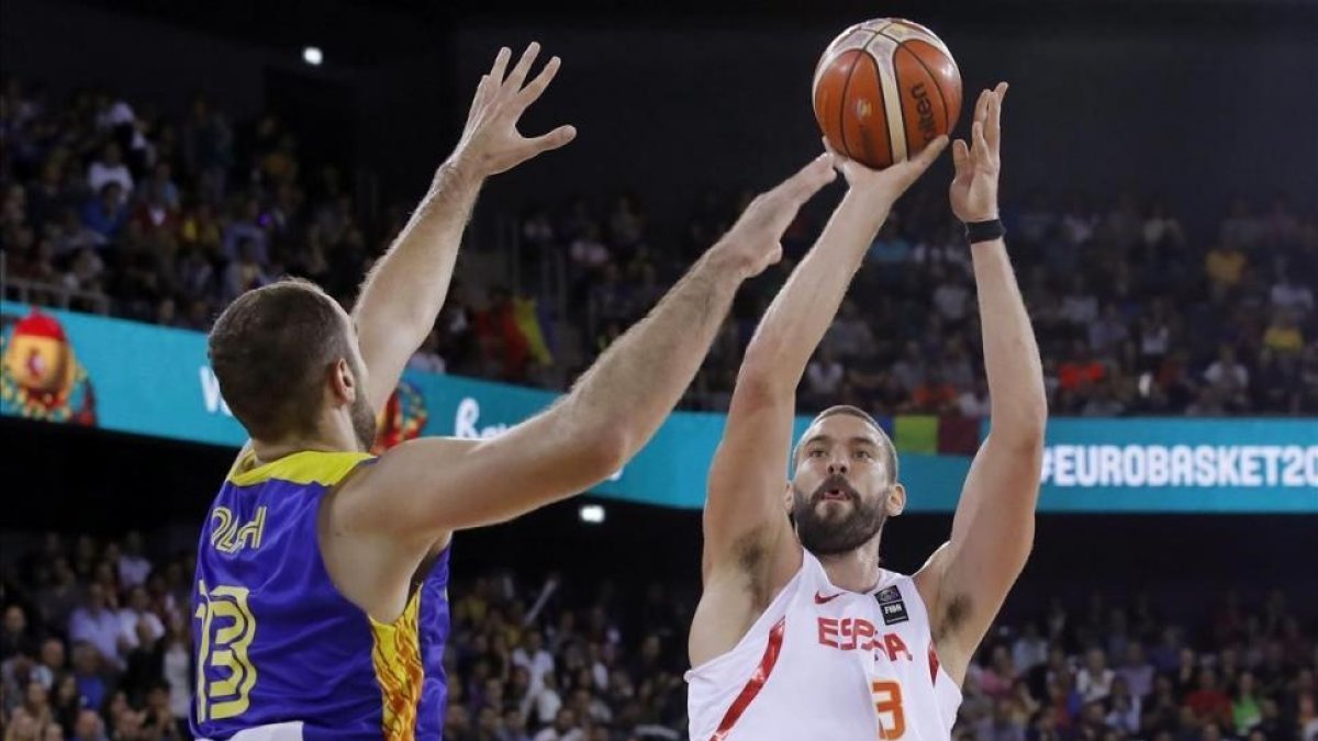 Marc Gasol lanza a canasta en presencia de Olah-JUAN CARLOS HIDALGO (EFE)