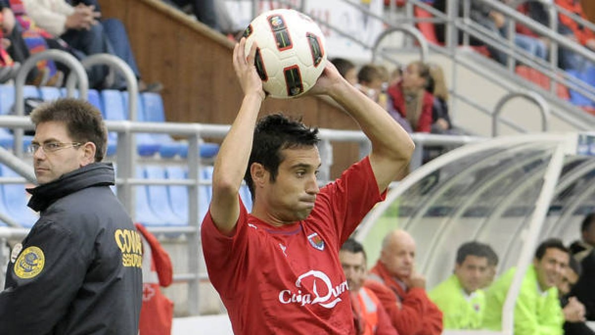 Javier Flaño marcó ante el Tenerife su primer gol con la elástica rojilla. / ÚRSULA SIERRA-