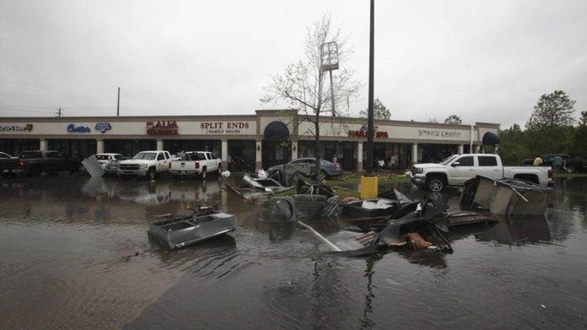 Imagen tras el paso de un tornado en Vicksburt (Misisipi).-AP / COURTLAND WELLS