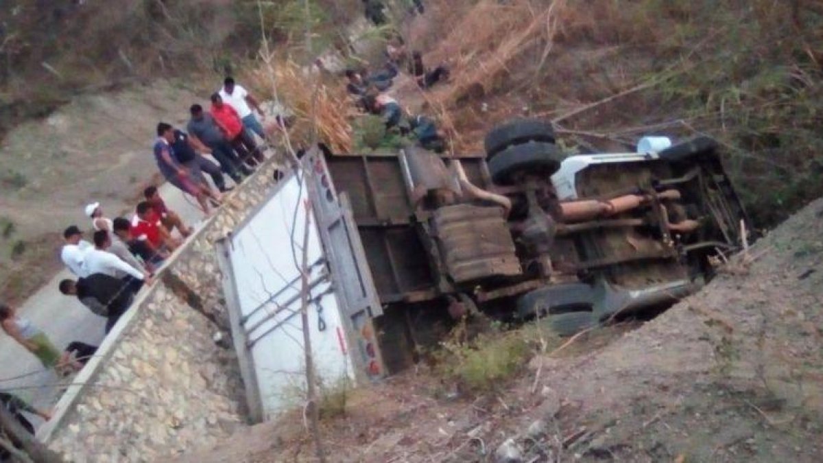 Algunas de las víctimas quedaron atrapadas debajo de camión.-TWITTER