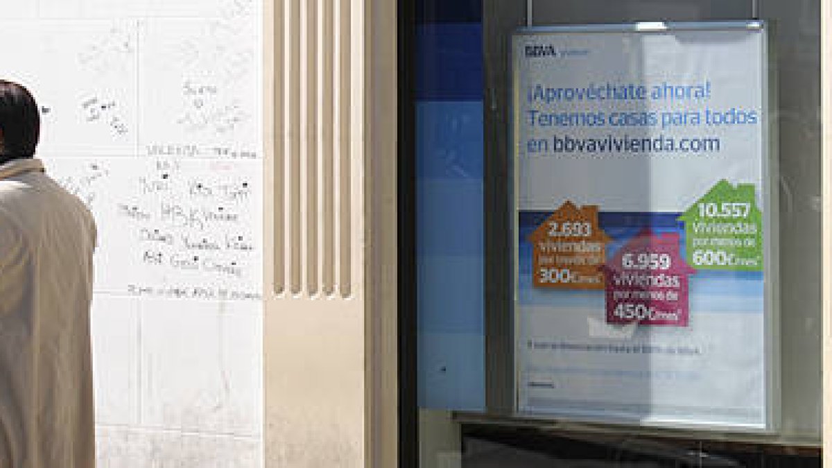Cartel anunciador de venta de casas en una sucursal de Soria. / V. G. -