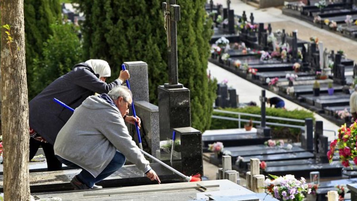 Visitas, ayer, en el cementerio.-Mario Tejedor