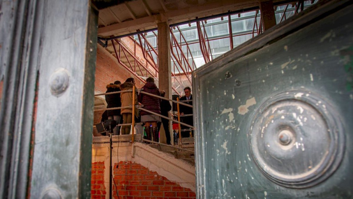 <p>El sector de la fotografía ocupa de manera simbólica el edificio del Banco de España en la presentación del futuro Centro Nacional de Fotografía que albergará las colecciones y servirá de nodo de investigación y difusión de la imagen.</p>
<p>El encuentro da el pistoletazo de salida a un conjunto de actividades y exposiciones, entre ellas la que alberga el Centro Cultural Gaya Nuño sobre la obra de Ramón Masats.</p>
<p>FOTOGRAFO: MARIO TEJEDOR</p>
<p> </p>