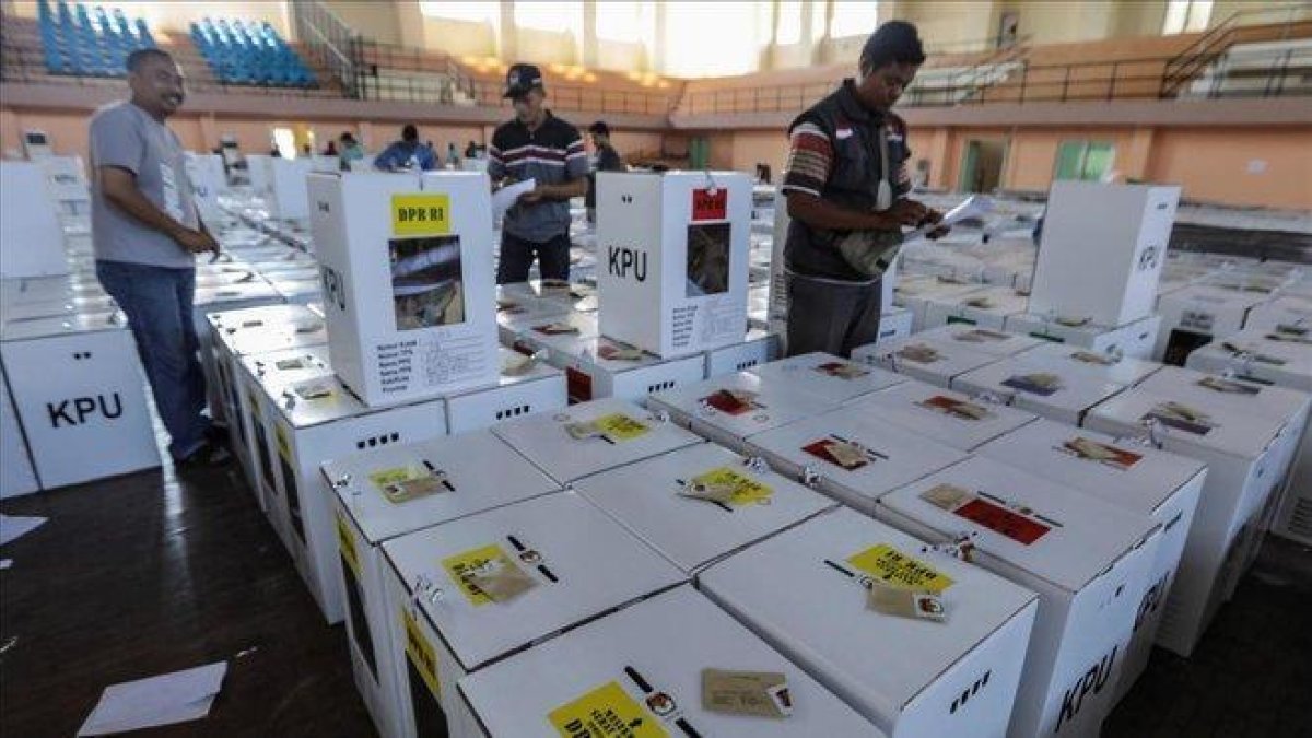 Empleados electorales ponen a punto las urnas antes de distribuirlas en las mesas electorales.-EFE / HOTLI SIMANJUNTAK