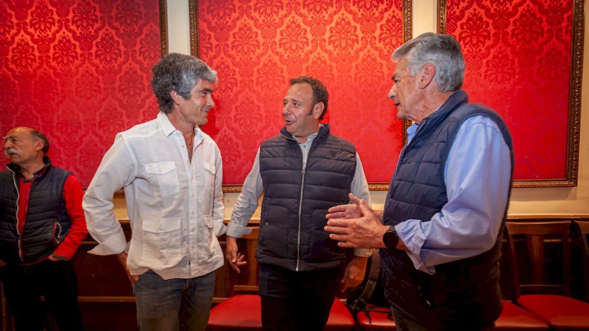 <p>La <strong>Peña Taurina Rubén Sanz</strong> entregó su <strong>XI Trofeo a la Torería</strong> al matador soriano que le da nombre, así como al astado de su faena del <strong>Sábado Agés.</strong></p>
<p>Tambien se reconoció a <strong>Juan Carlos Valero Aragonés</strong> con el trofeo al mejor aficionado.</p>
<p>FOTÓGRAFO: MARIO TEJEDOR</p>
