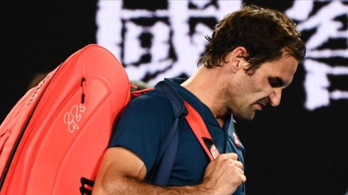 Roger Federer deja la pista cariacontecido tras ser eliminado por Stefanos Tsitsipas.-AFP / LEWEL SAMAD