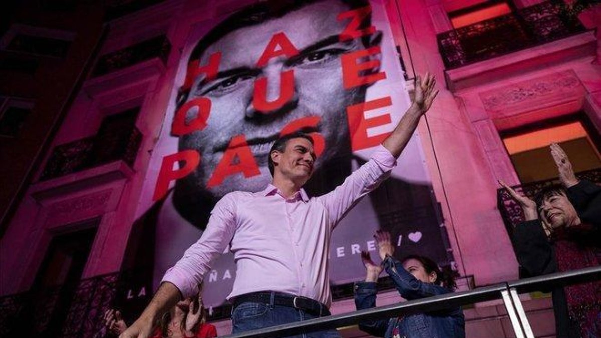 Pedro Sánchez, en la sede del PSOE tras conocerse los resultados electorales.-BERNAT ARMANGUÉ (AP)