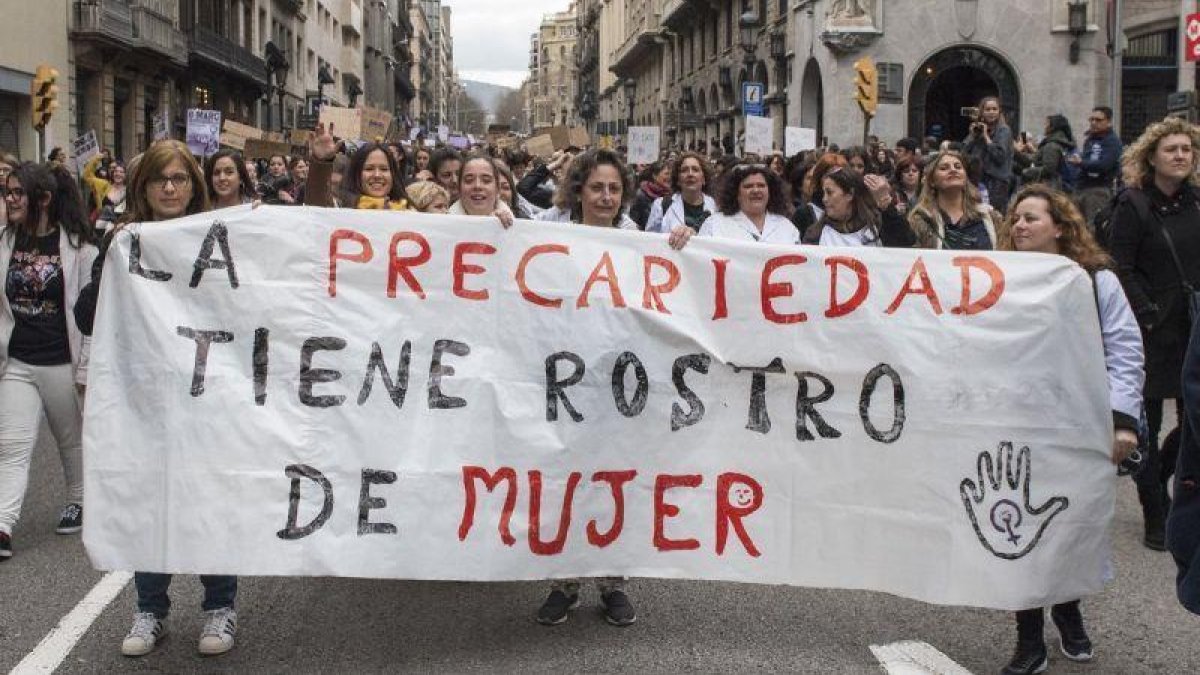 Imagen de una manifestación en Barcelona durante la huelga general feminista celebrada el 8 de marzo.-EL PERIÓDICO (ARCHIVO)