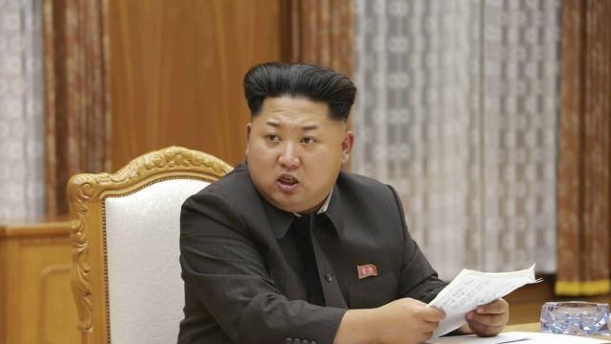 El líder norcoreano Kim Jong-un durante la reunión de emergencia de la Comisión Militar Central de Corea del Norte.-KCNA (REUTERS)
