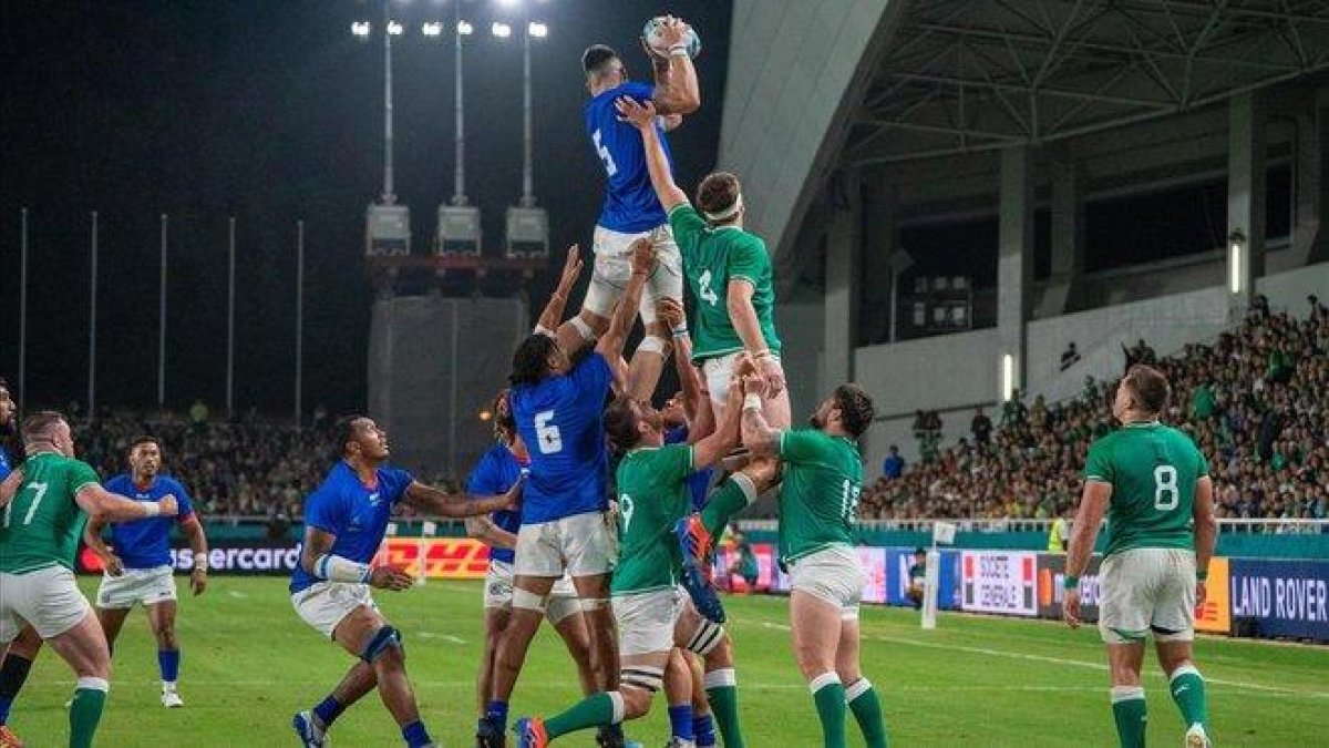 La pugna de Kane Le (Samoa) y Iain Henderson (Irlanda), en el partido de octavos del mundial de rugby.-