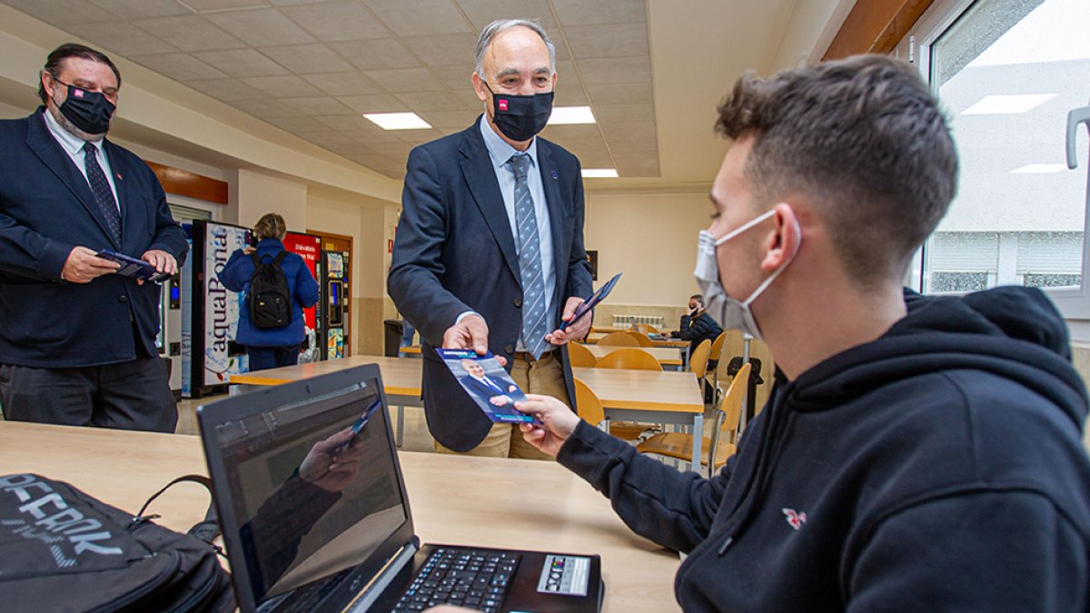 El candidato a rector entrega su programa a un estudiante, ayer. MARIO TEJEDOR