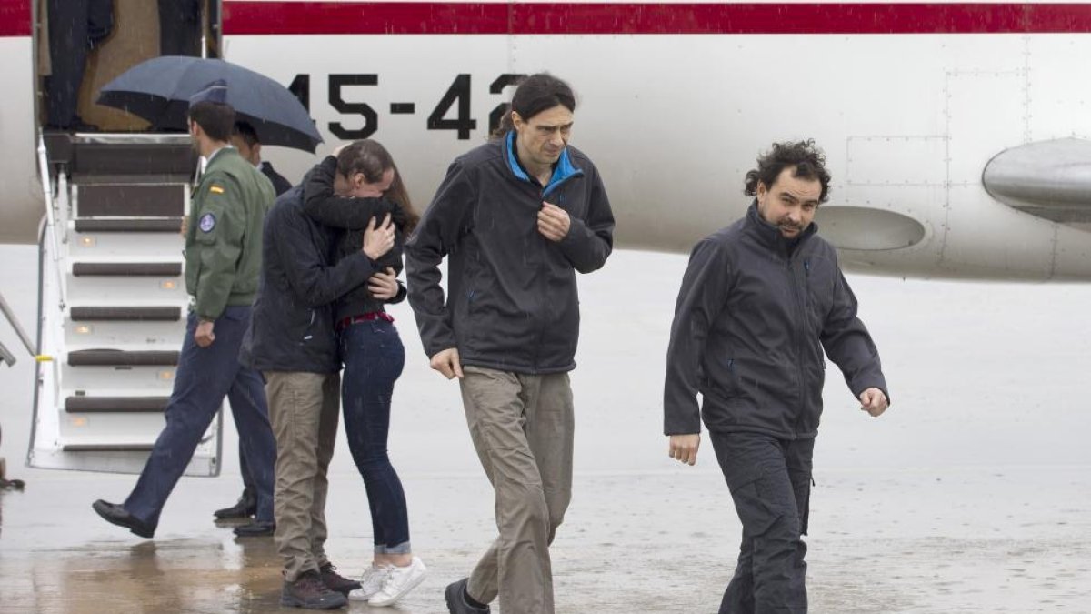 Ángel Sastre, José Manuel López y Antonio Pampliega a su llegada a Madrid.-Presidencia del Gobierno