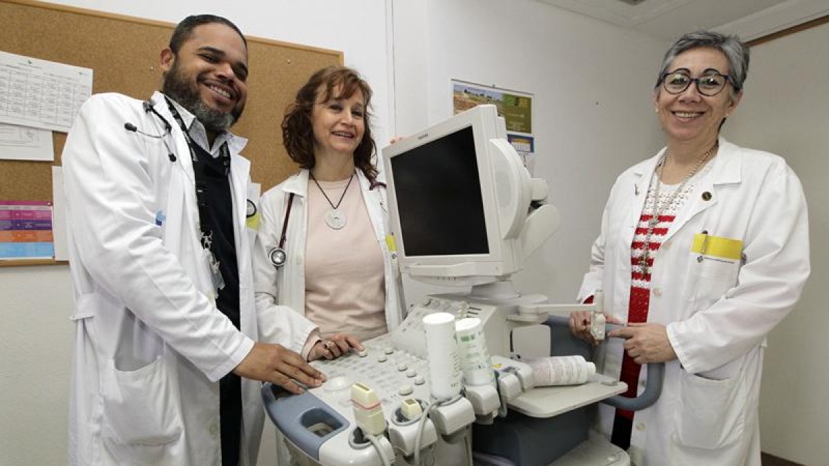 El equipo de neurología lo componen tres médicos, Francisco Javier Rodríguez, Catalina Jiménez y Ángela María Gutiérrez.-Luis Ángel Tejedor