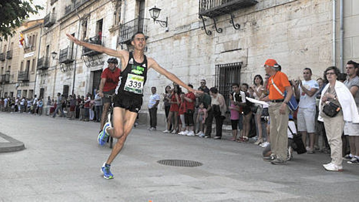 El marroquí Said Aitaddi en el momento de cruzar la línea de meta como ganador. / Diego Mayor-