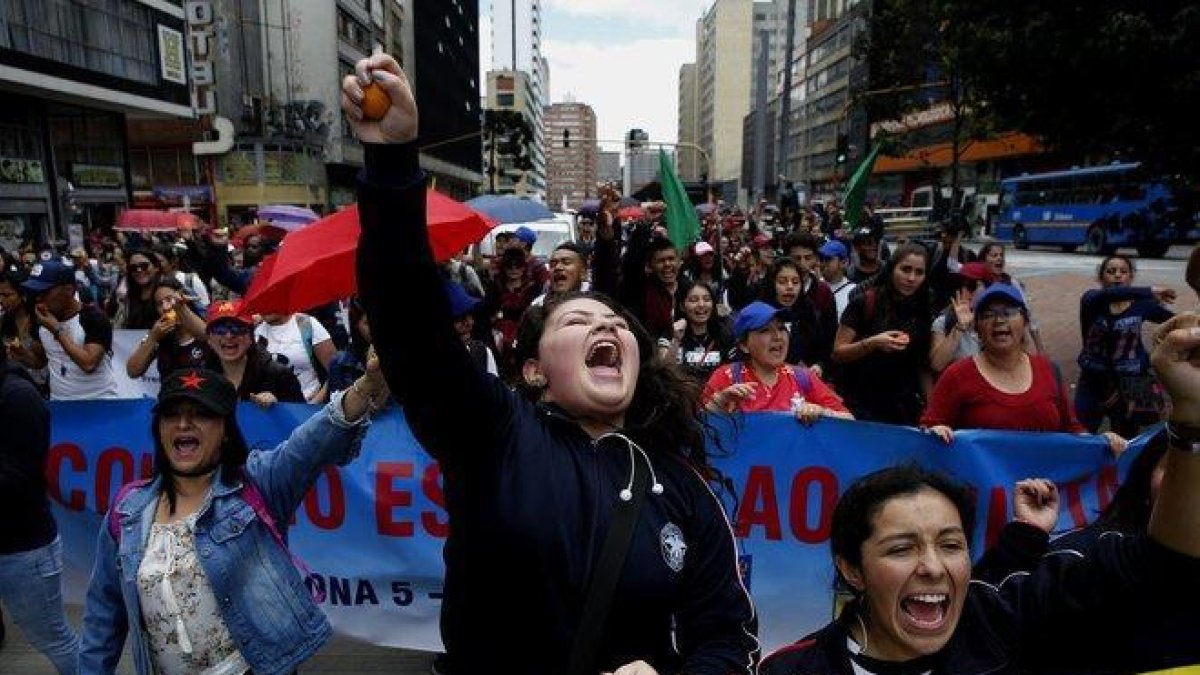 Manifestantes participan en la jornada de Paro Nacional en el centro de Bogota, Colombia.-EFE