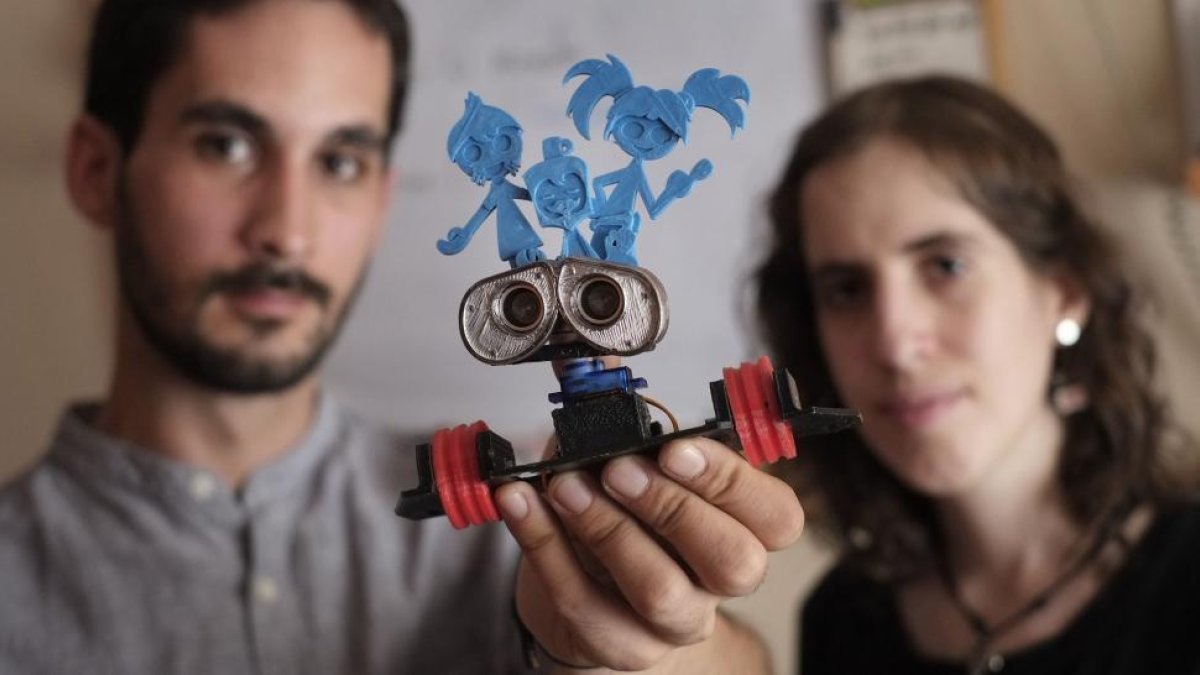 Guillermo Lobato y María Ruano muestran uno de los robots creados con los productos que comercializa su empresa salmantina.-ENRIQUE CARRASCAL