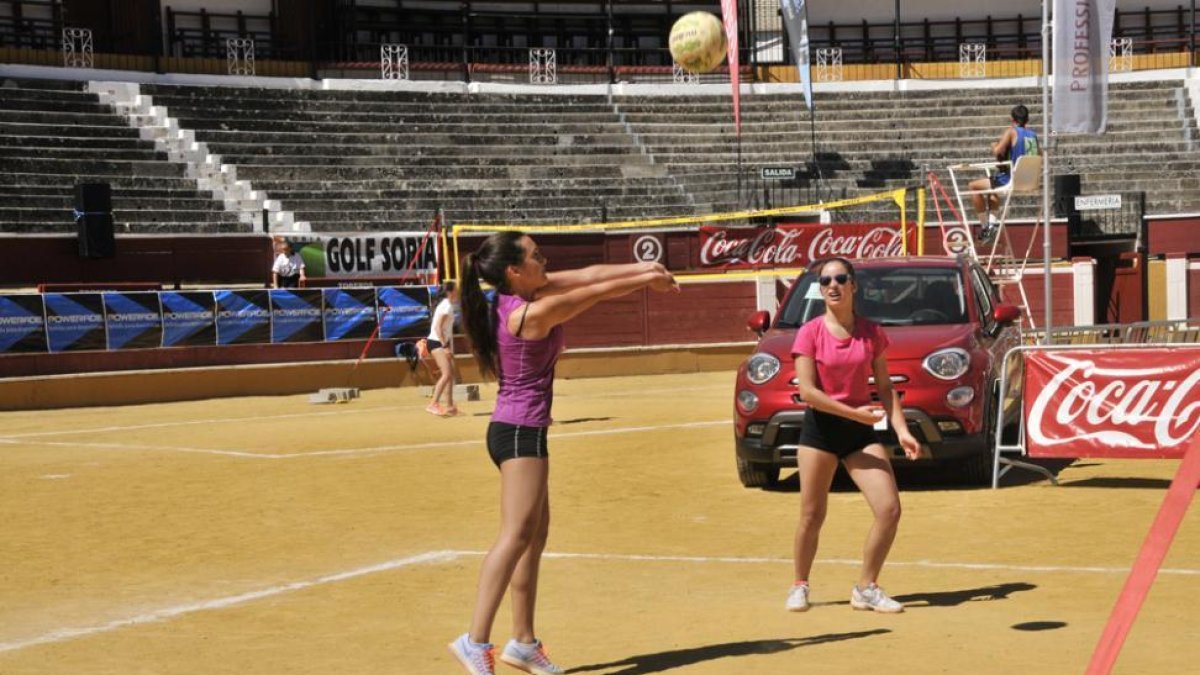 Dos participantes durante un partido en una de las ediciones del Torneo de Voley Plaza.-VALENTÍN GUISANDE