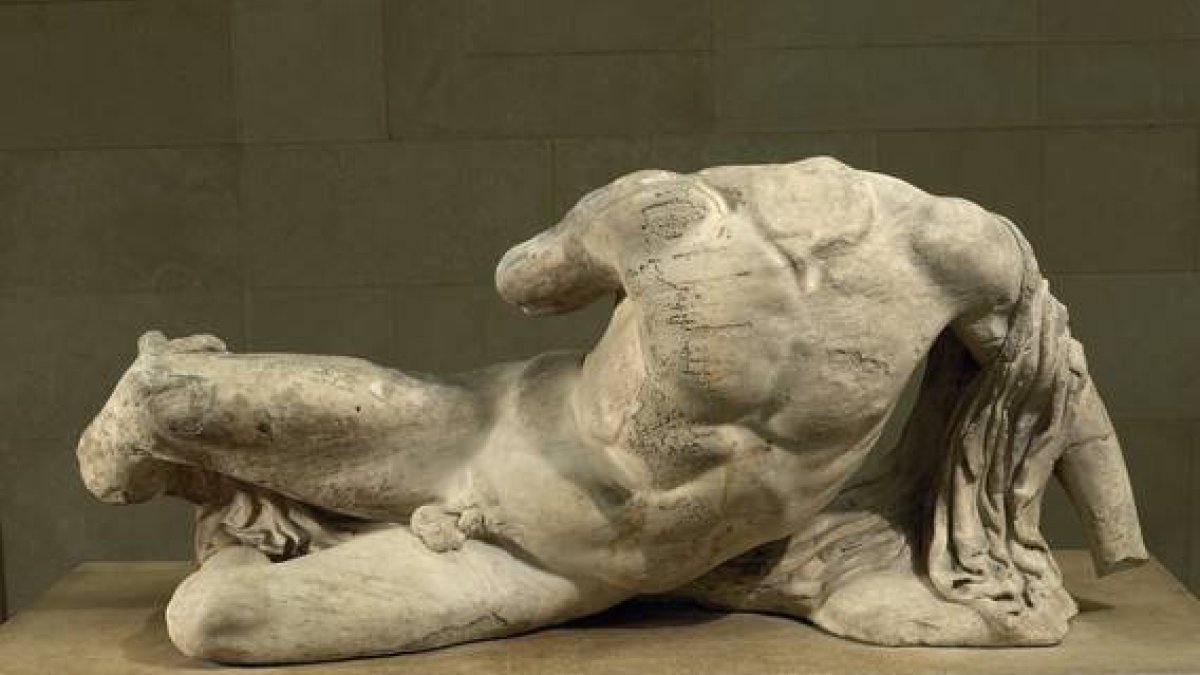 Una de las estatuas que forman parte de las estatuas que decoraban la Acrópolis de Atenas.-Foto: AFP