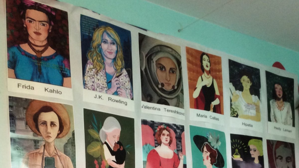 Detalle de uno de los pasillos del colegio decorados.-HDS