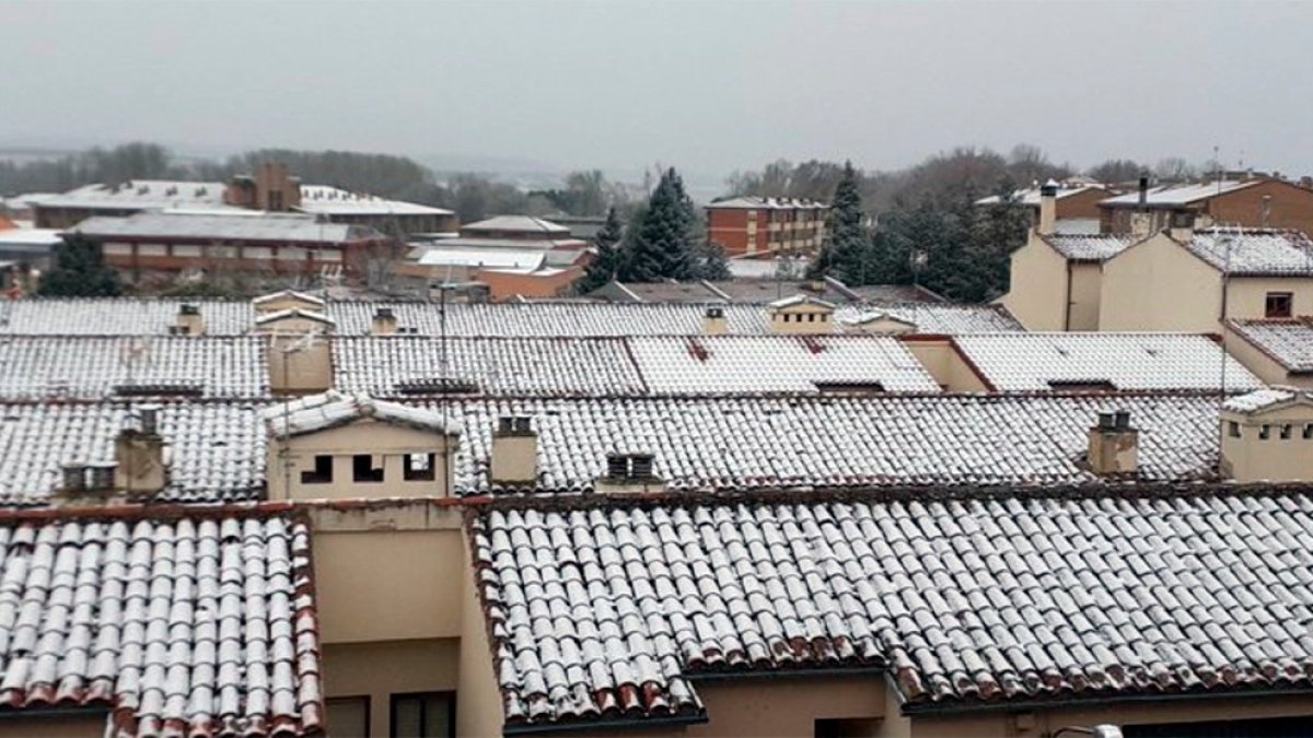 Los tejados de San Esteban ya aparecieron ayer blancos. HDS