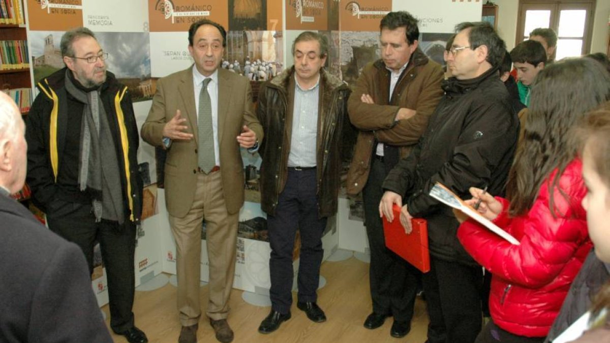 El delegado territorial durante la visita junto al director provincial de Educación, entre otros.-JCYL