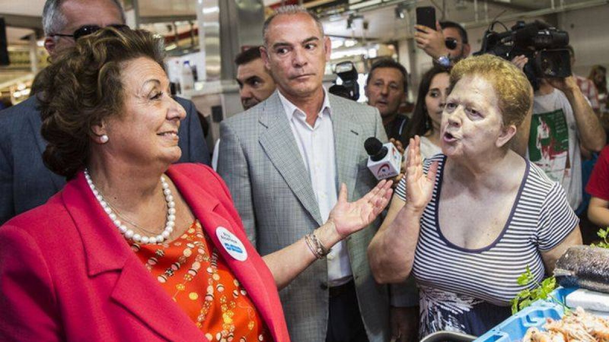 La alcaldesa de Valencia, Rita Barberá, es increpada en un mercado de su ciudad el pasado día 15, en un acto de campaña.-Foto: MIGUEL LORENZO